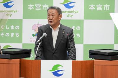 定例記者会見を行う本宮市長