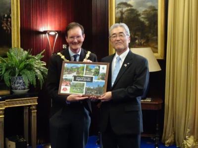 ケンジントン＆チェルシー王立区長へ英国庭園のフォトパネルを贈呈の写真