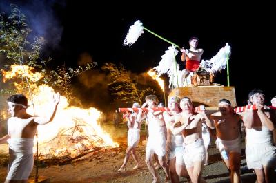 威勢よく駆け回る裸みこし