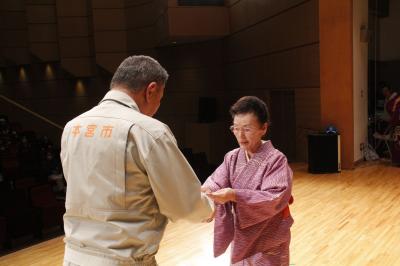 高松市長へ寄付を手渡す佐藤会長