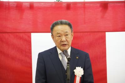 あいさつをする高松市長