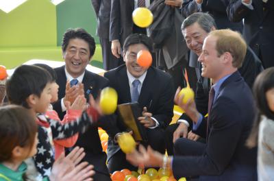 スマイルキッズパーク屋内あそび場で子どもたちと交流するウィリアム王子の写真です