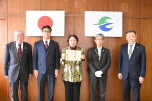 左から大内会長、子の正人さん、妻の千代子さん、門脇所長、高松市長