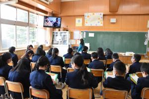 富良野小学校の発表を聞く本宮小学校の生徒たち