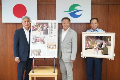 左から芳見弘一社長、高松市長、渡辺明弘団長