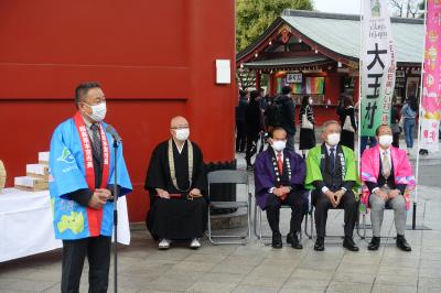 開会式では高松市長から浅草寺の守山執事長へ特産品の「白沢とろろ芋」を贈呈