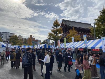 来場者で賑わう浅草寺境内